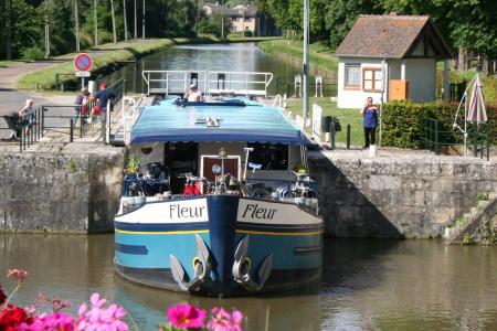 By e-bike & boat in Burgundy